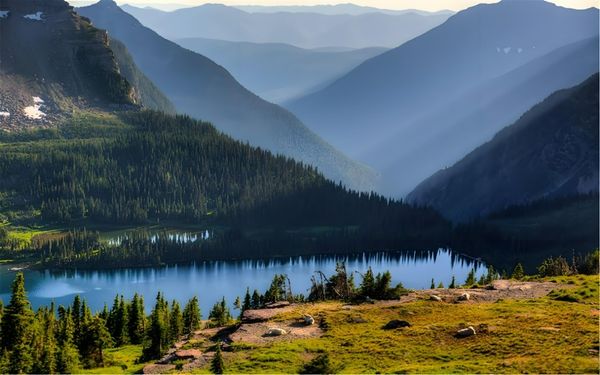 智能去水印效果对比：左侧带文字水印原图 vs 右侧AI智能去除水印效果